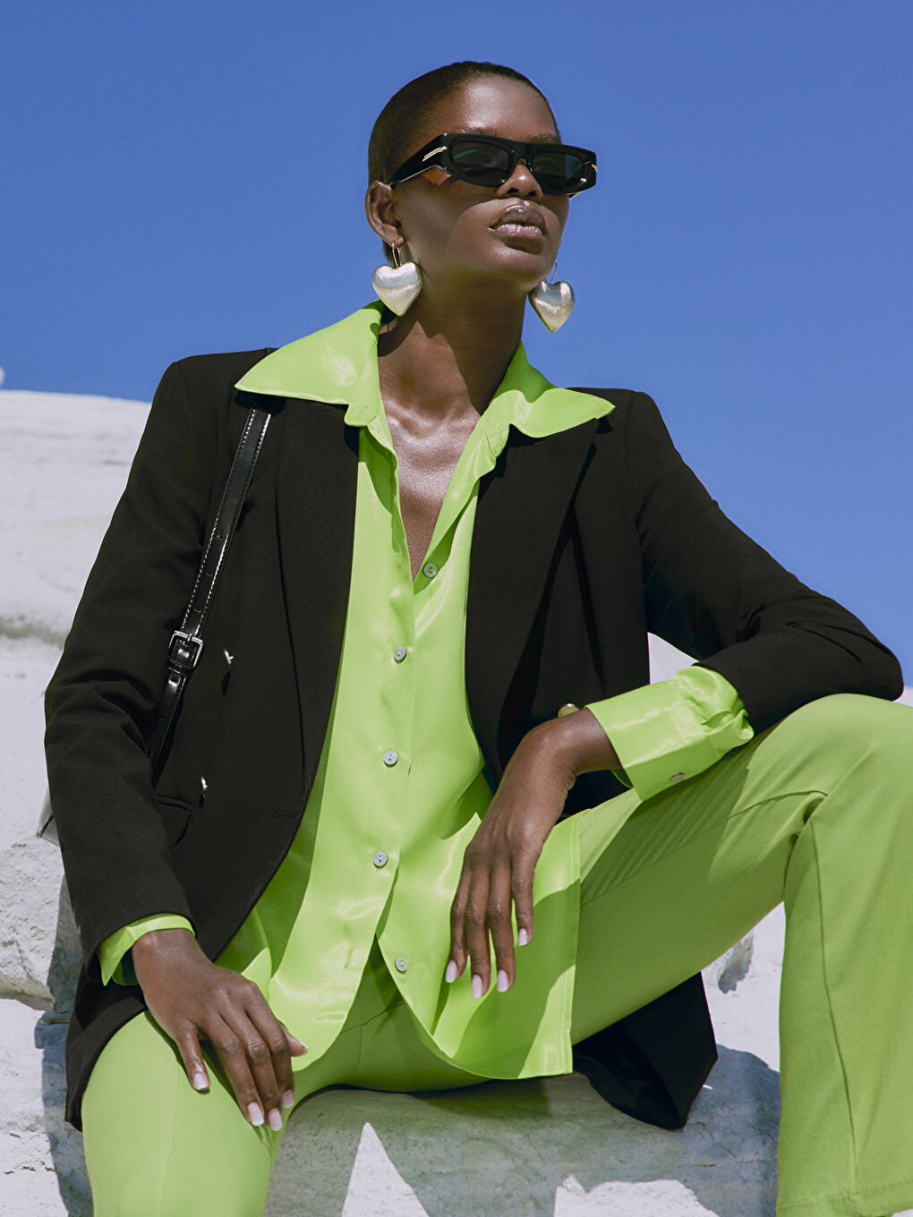 Chemise Pour Femmes En Satin Surdimensionnée À Manches Longues Droites Avec Fermeture Boutonnée Sur Le Devant