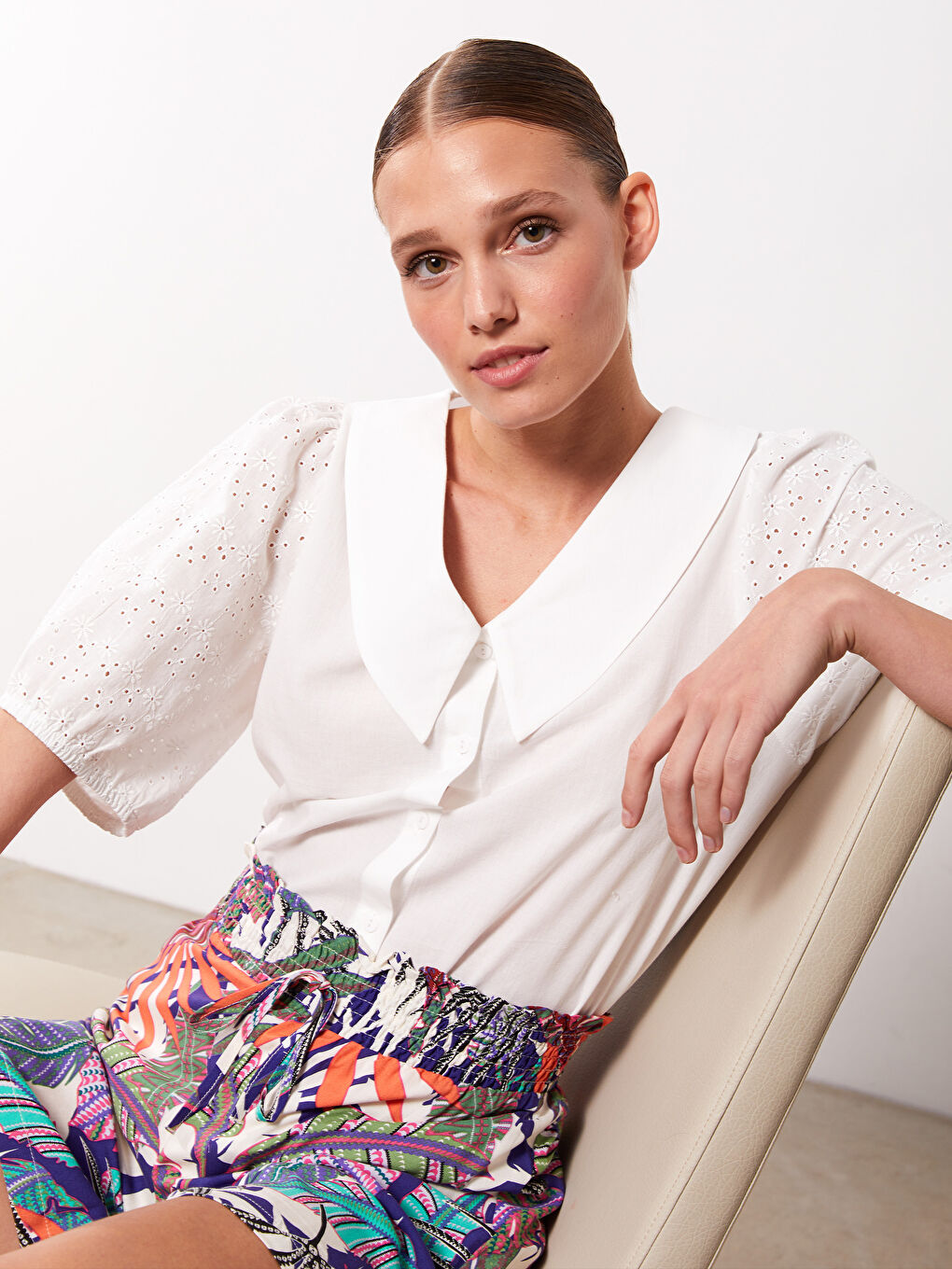 Ekru Bebe Yaka Kendinden Desenli Kısa Kollu Brode Kadın Bluz