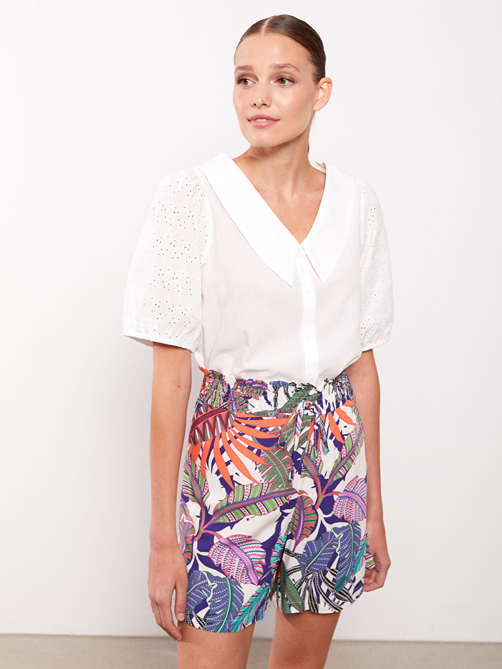 Ekru Bebe Yaka Kendinden Desenli Kısa Kollu Brode Kadın Bluz-2