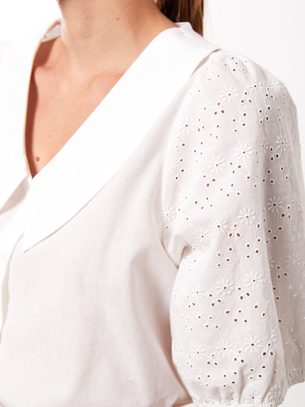 Ekru Bebe Yaka Kendinden Desenli Kısa Kollu Brode Kadın Bluz-3