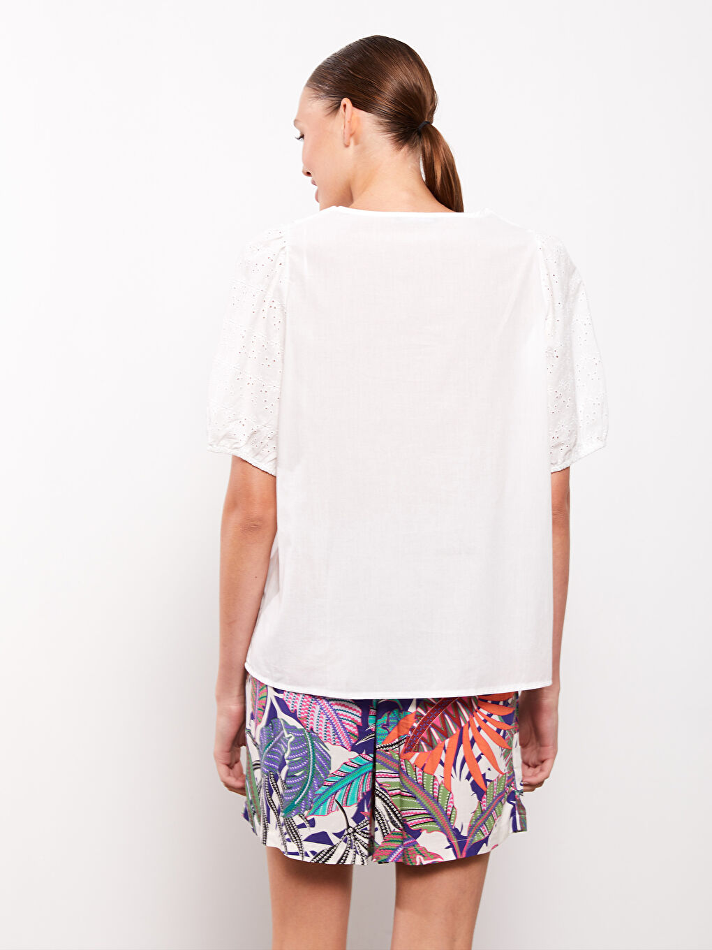 Ekru Bebe Yaka Kendinden Desenli Kısa Kollu Brode Kadın Bluz-4