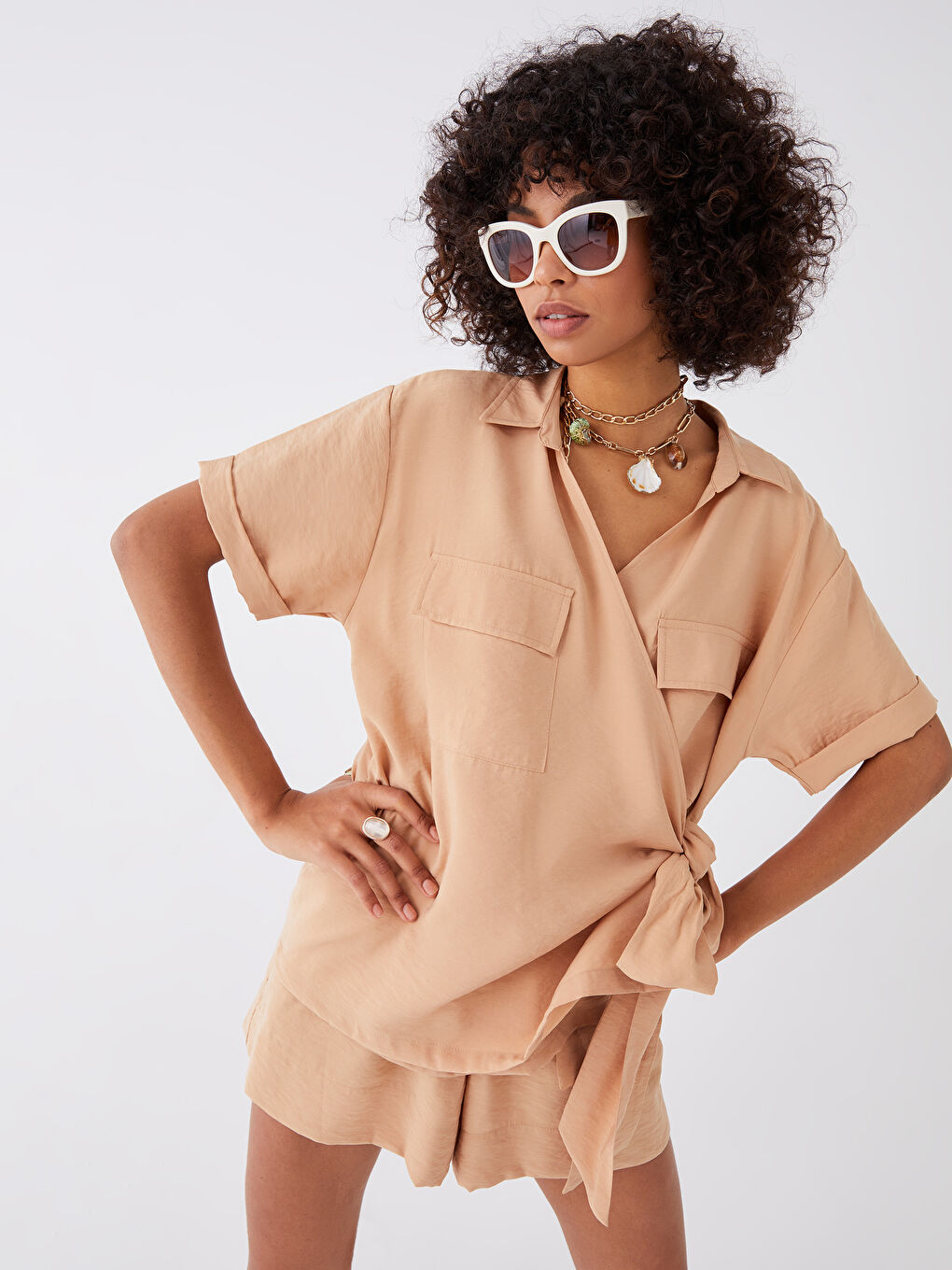 بلوزة نسائية بتفاصيل رباط وكم قصير مستقيم وفتحة رقبة على شكل حرف V-2