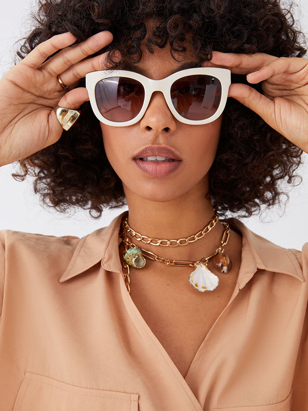 بلوزة نسائية بتفاصيل رباط وكم قصير مستقيم وفتحة رقبة على شكل حرف V-4