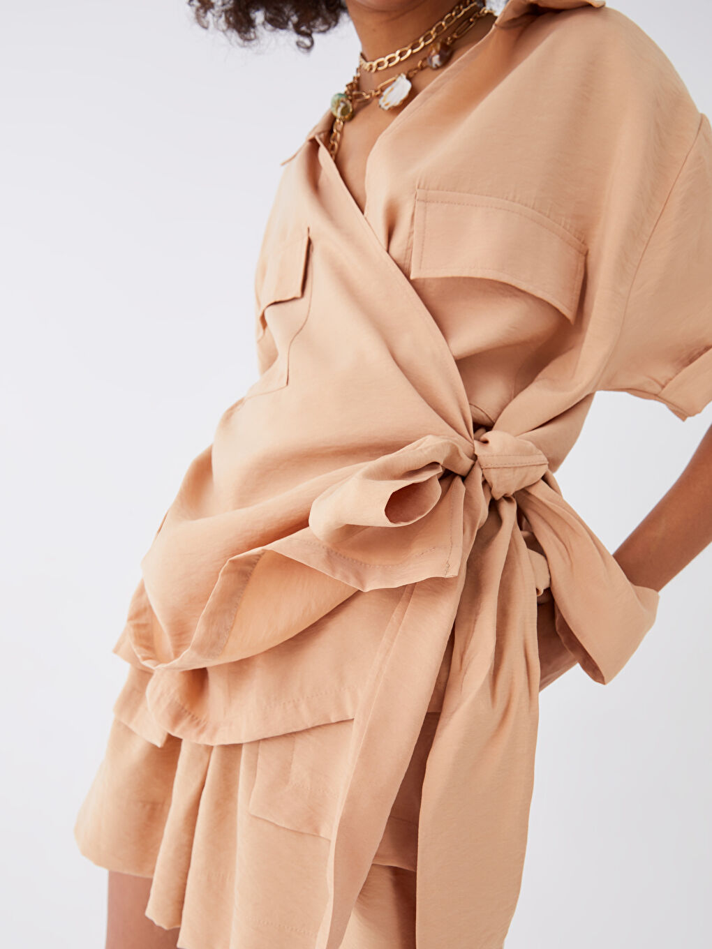 بلوزة نسائية بتفاصيل رباط وكم قصير مستقيم وفتحة رقبة على شكل حرف V-5