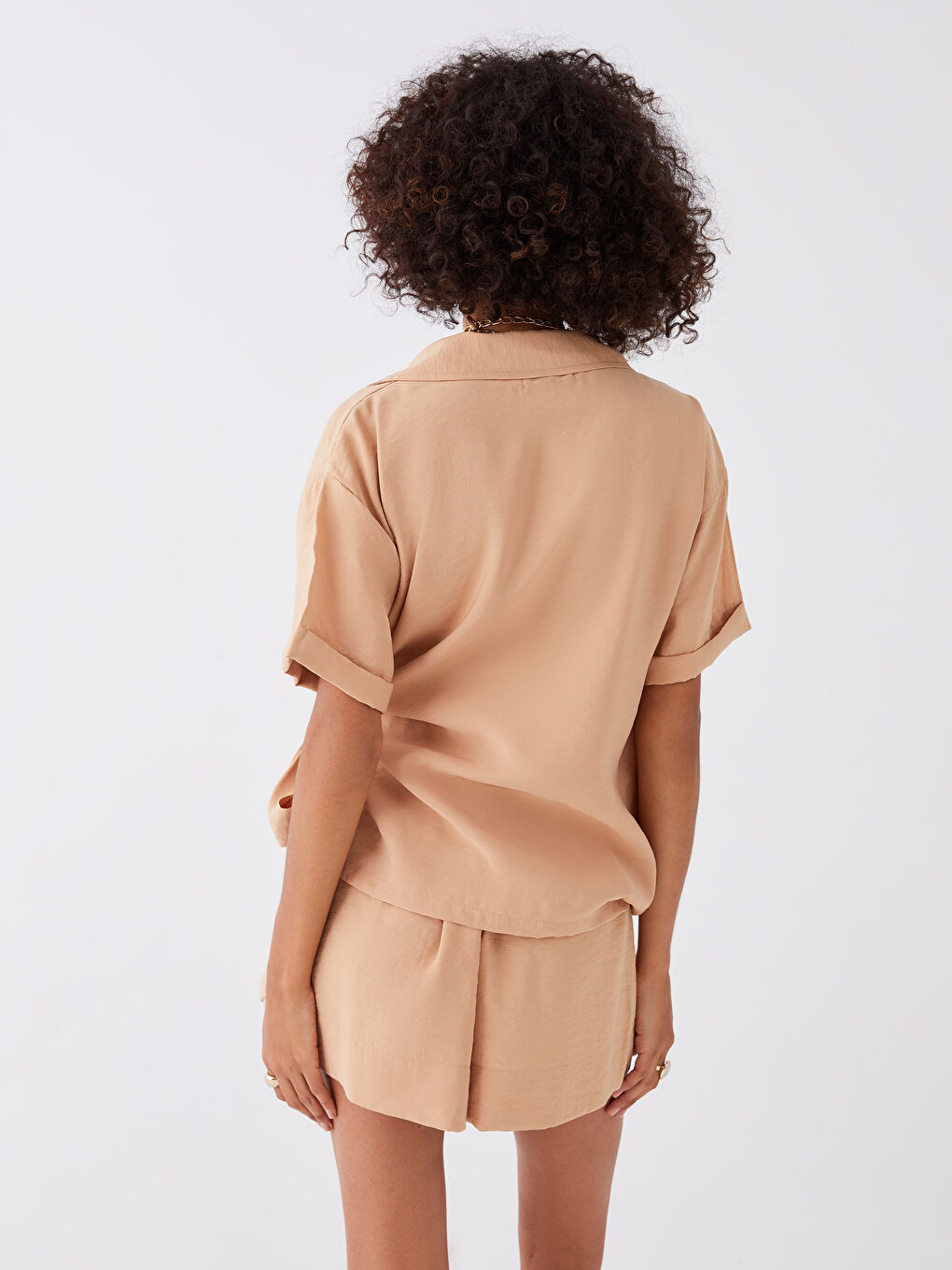 بلوزة نسائية بتفاصيل رباط وكم قصير مستقيم وفتحة رقبة على شكل حرف V-6