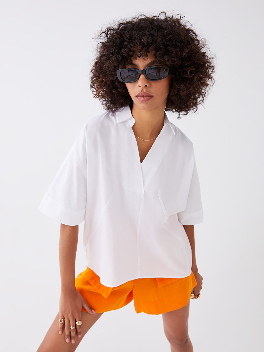 بلوزة نسائية قطنية بأكمام قصيرة وياقة قميص مستقيمة