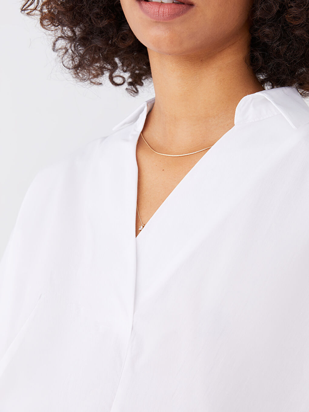 بلوزة نسائية قطنية بأكمام قصيرة وياقة قميص مستقيمة-3