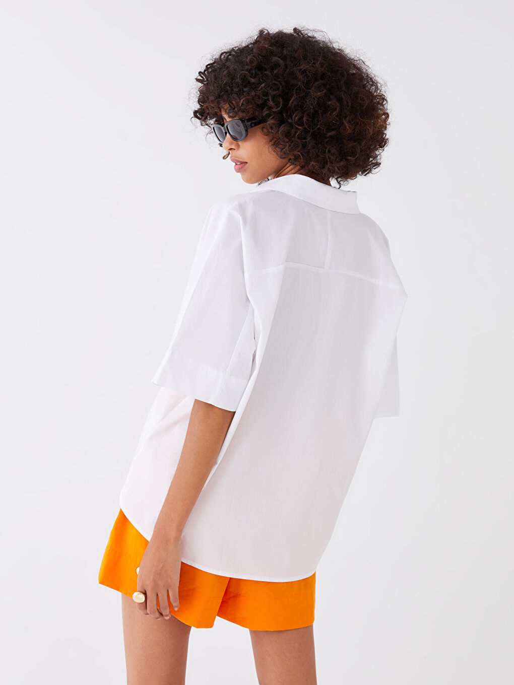 بلوزة نسائية قطنية بأكمام قصيرة وياقة قميص مستقيمة-4