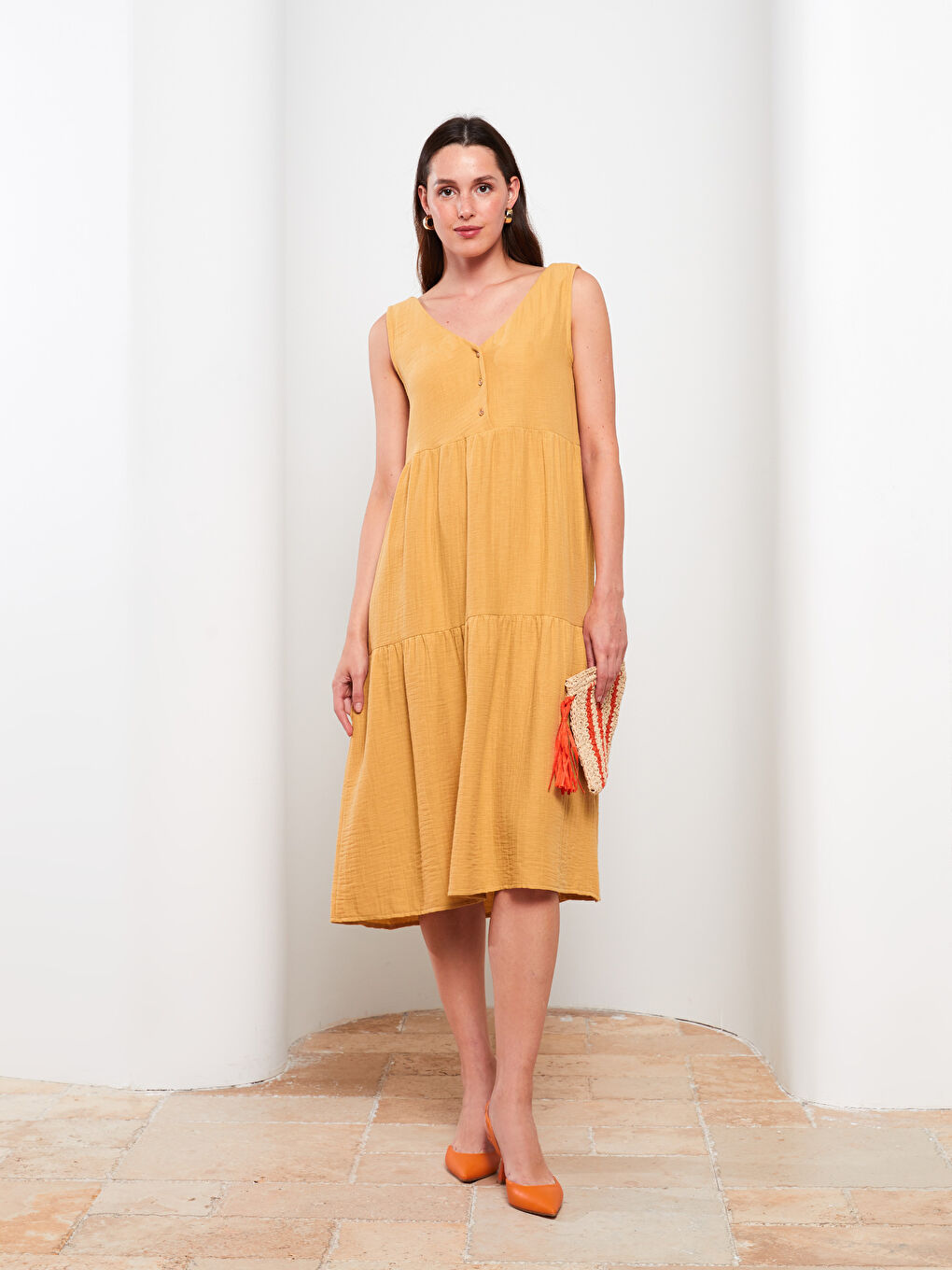 Bej Kadın V Yaka Düz Kolsuz Elbise