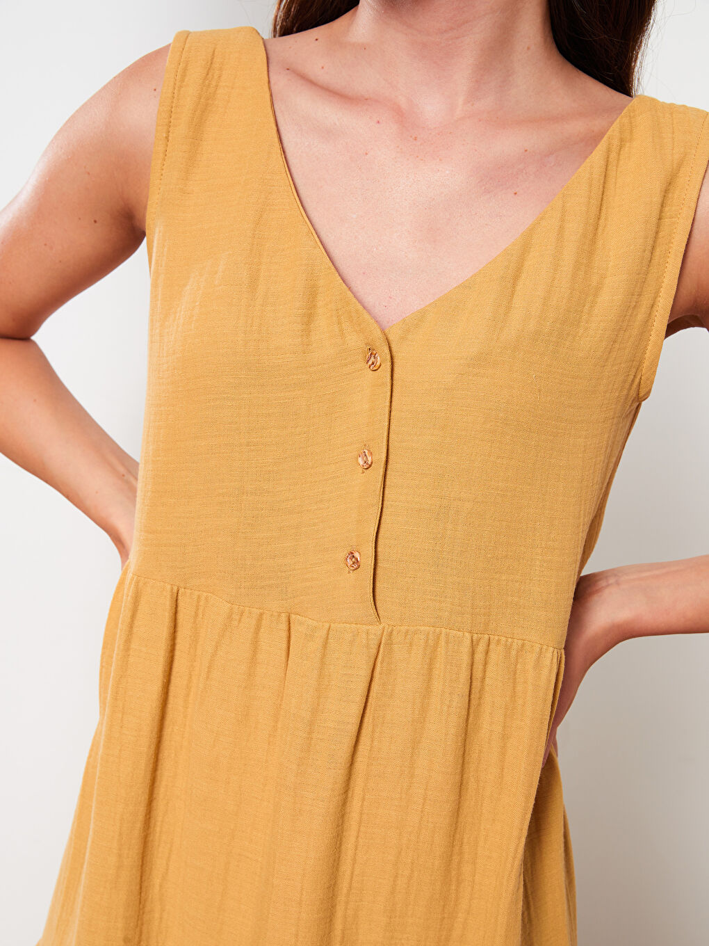 Bej Kadın V Yaka Düz Kolsuz Elbise-3