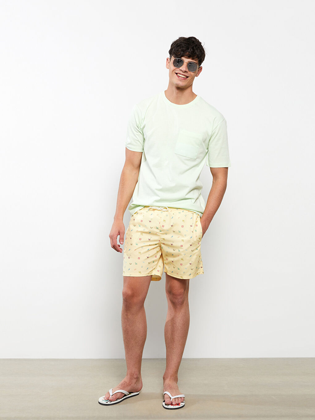 Sarı Kısa Boy Desenli Erkek Deniz Şortu