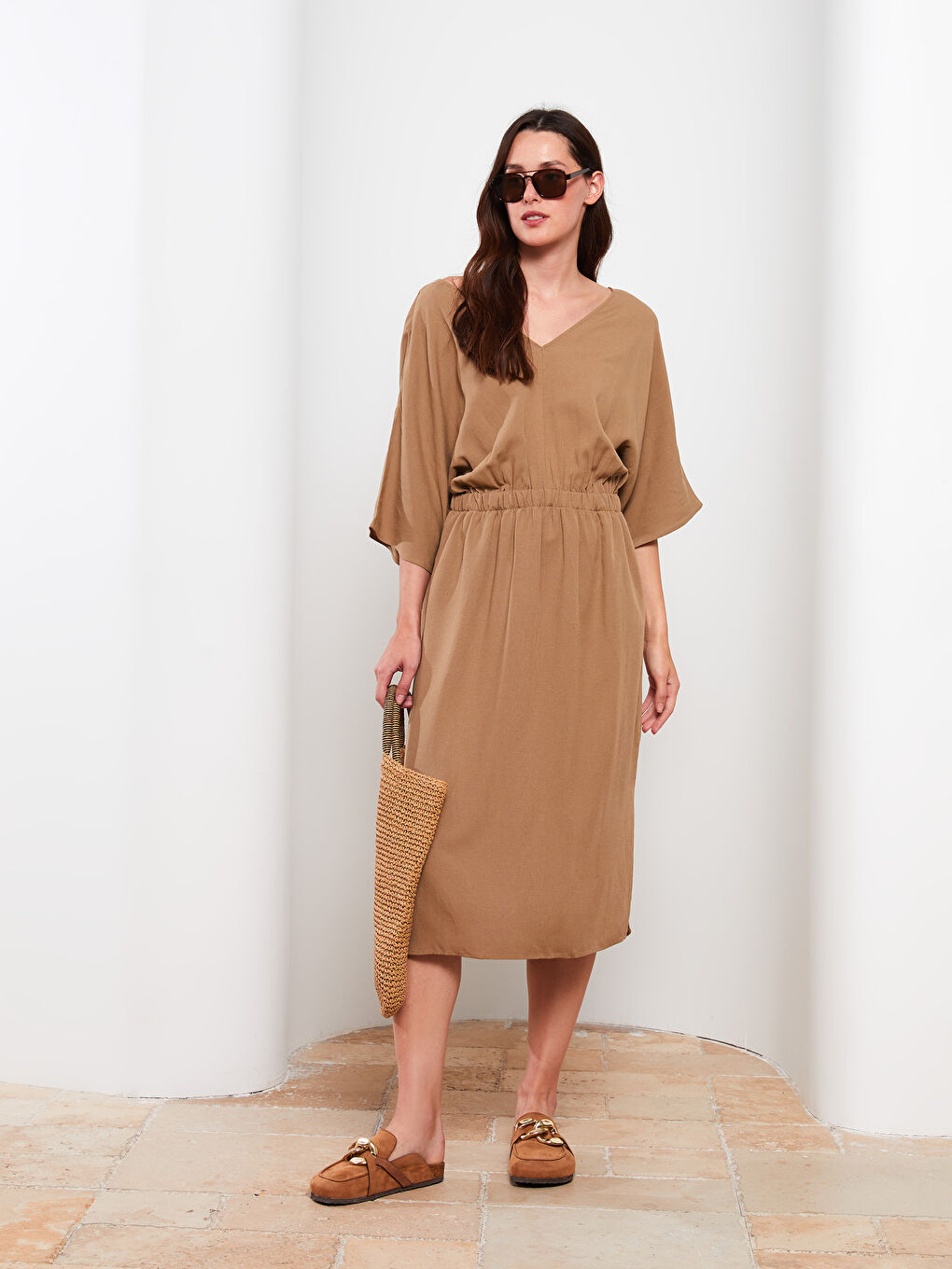 Bej V Yaka Düz Poplin Elbise