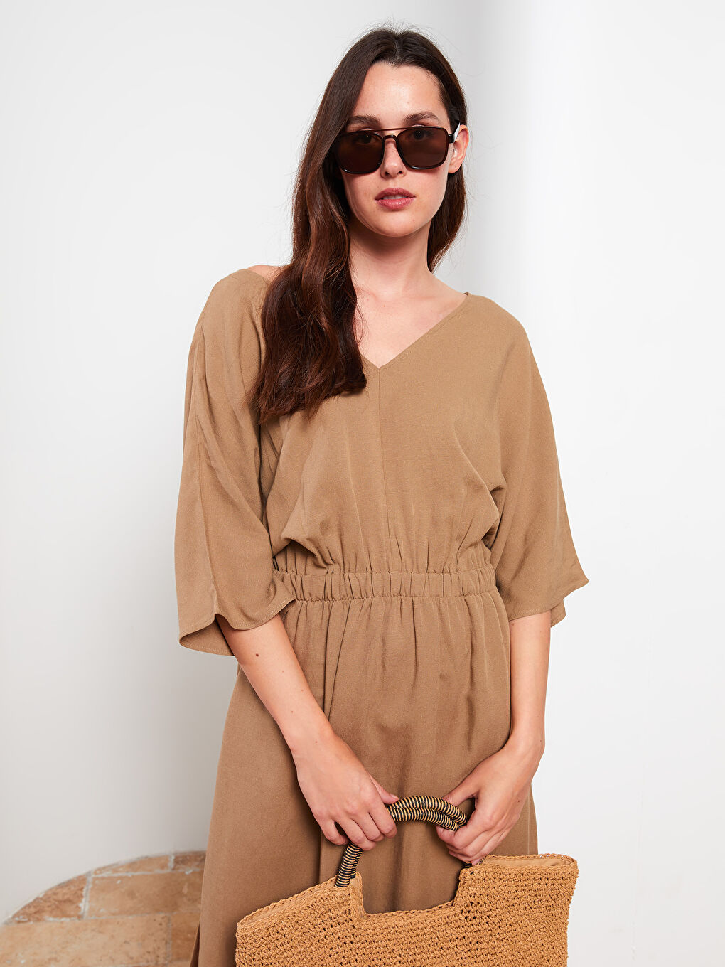 Bej V Yaka Düz Poplin Elbise-3