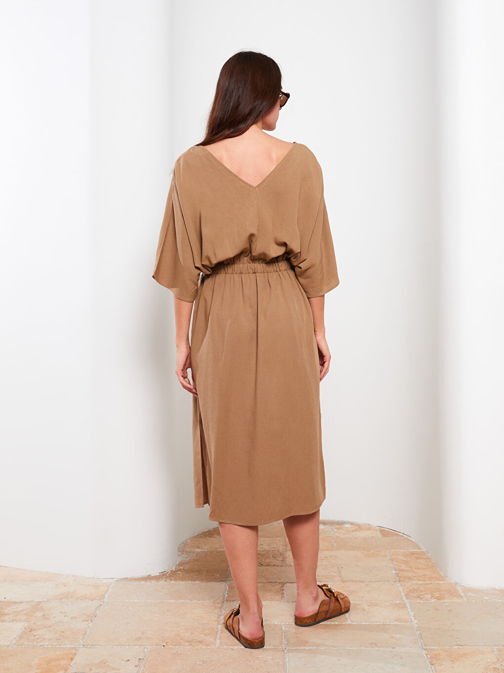 Bej V Yaka Düz Poplin Elbise-4