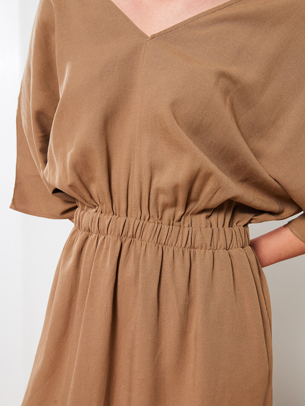 Bej V Yaka Düz Poplin Elbise-5