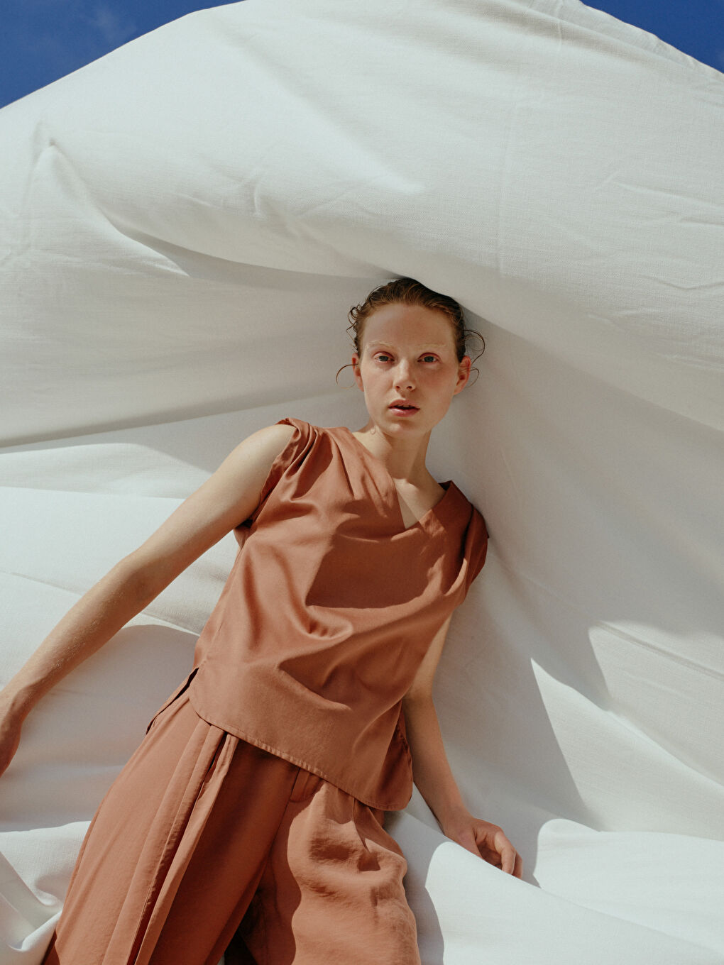 بلوزة نسائية قطنية بأكمام قصيرة مستقيمة وفتحة رقبة على شكل حرف V