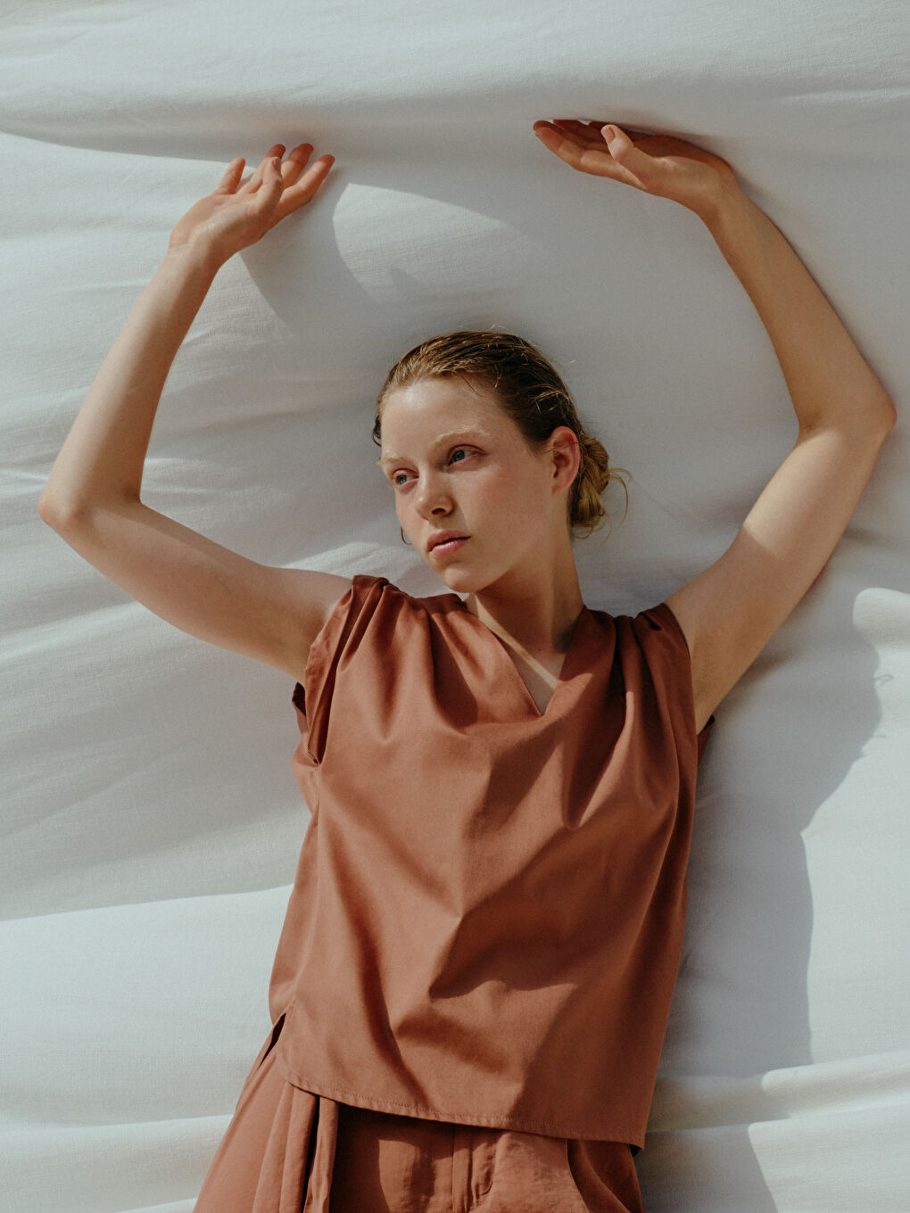 بلوزة نسائية قطنية بأكمام قصيرة مستقيمة وفتحة رقبة على شكل حرف V-1