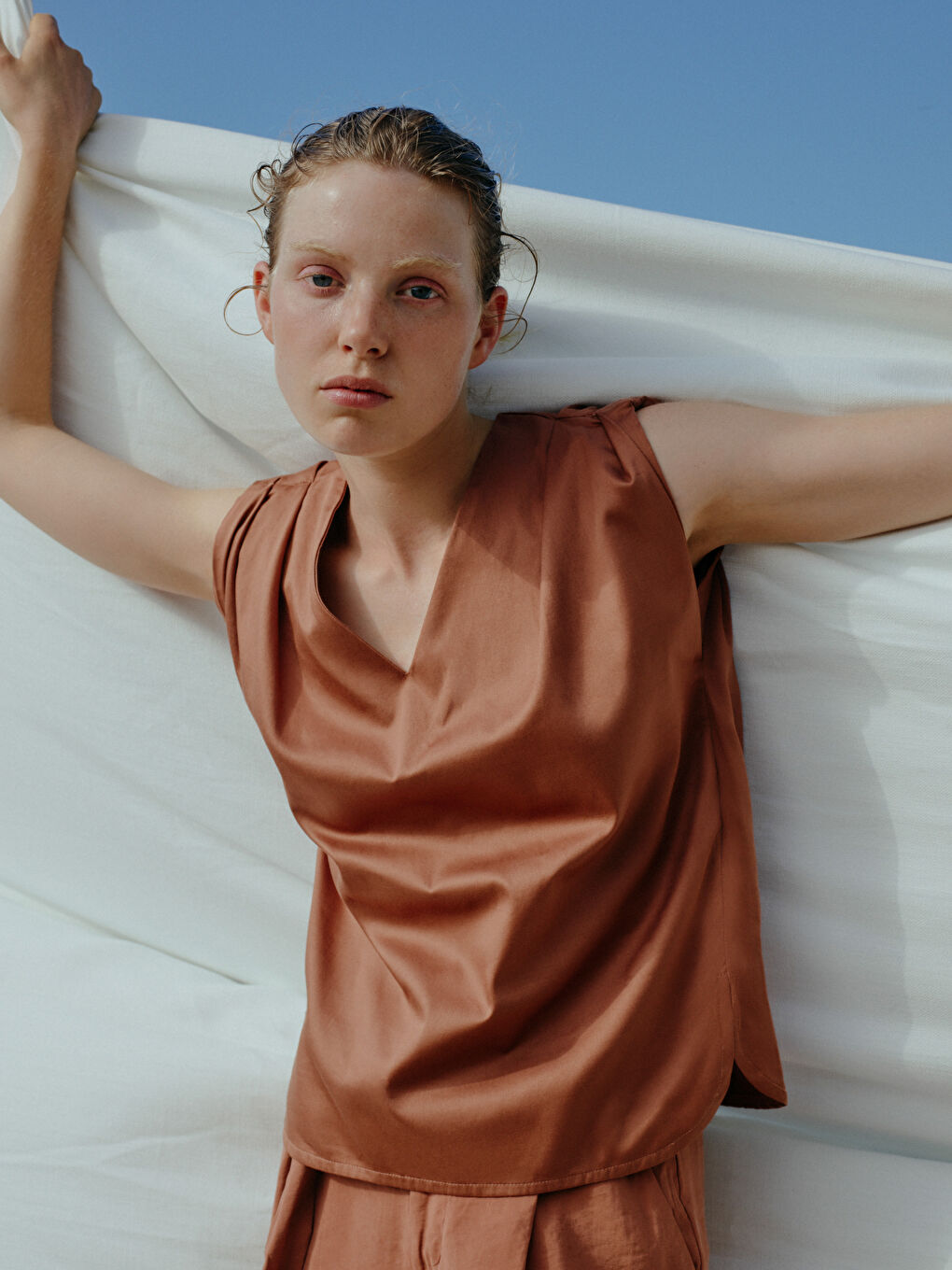 بلوزة نسائية قطنية بأكمام قصيرة مستقيمة وفتحة رقبة على شكل حرف V-2