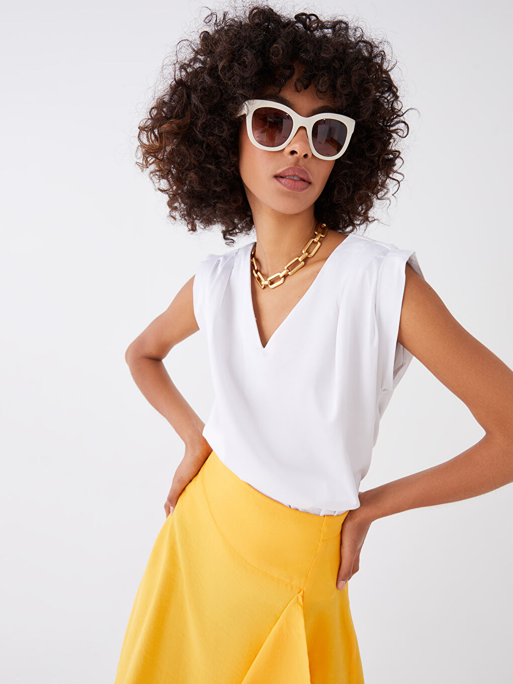 بلوزة قطن ياقة على شكل حرف V كم قصير مستقيمة للسيدات