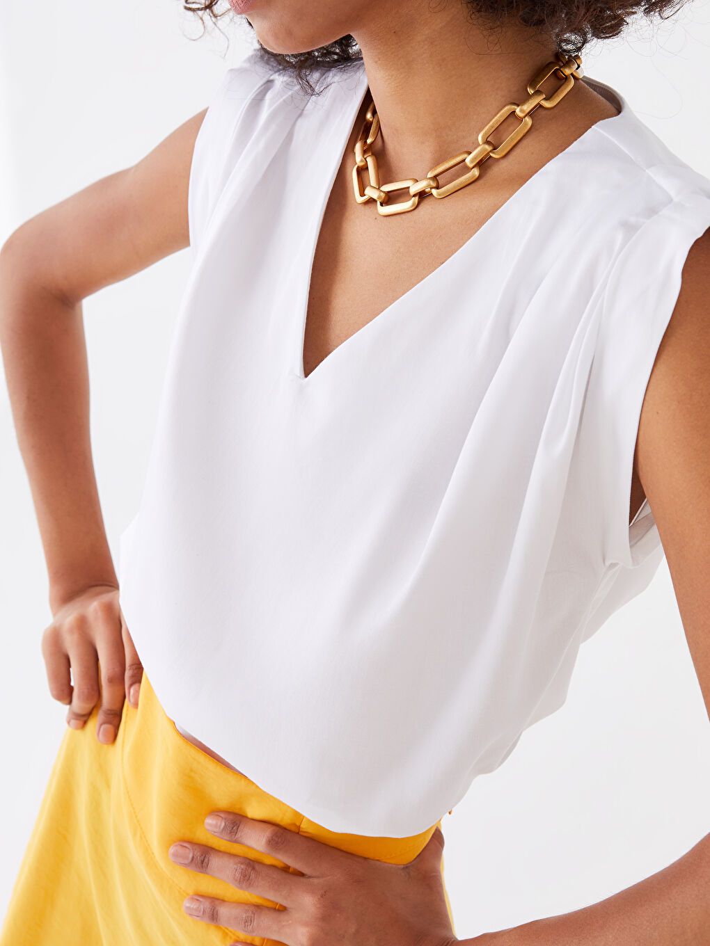 بلوزة قطن ياقة على شكل حرف V كم قصير مستقيمة للسيدات-4