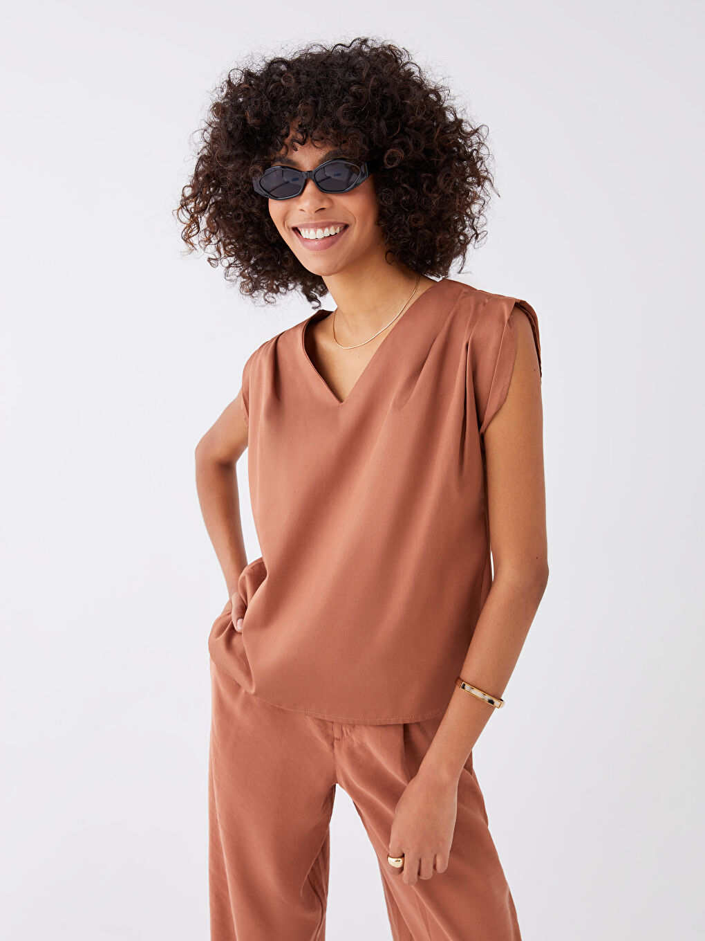 بلوزة نسائية قطنية بأكمام قصيرة مستقيمة وفتحة رقبة على شكل حرف V-3