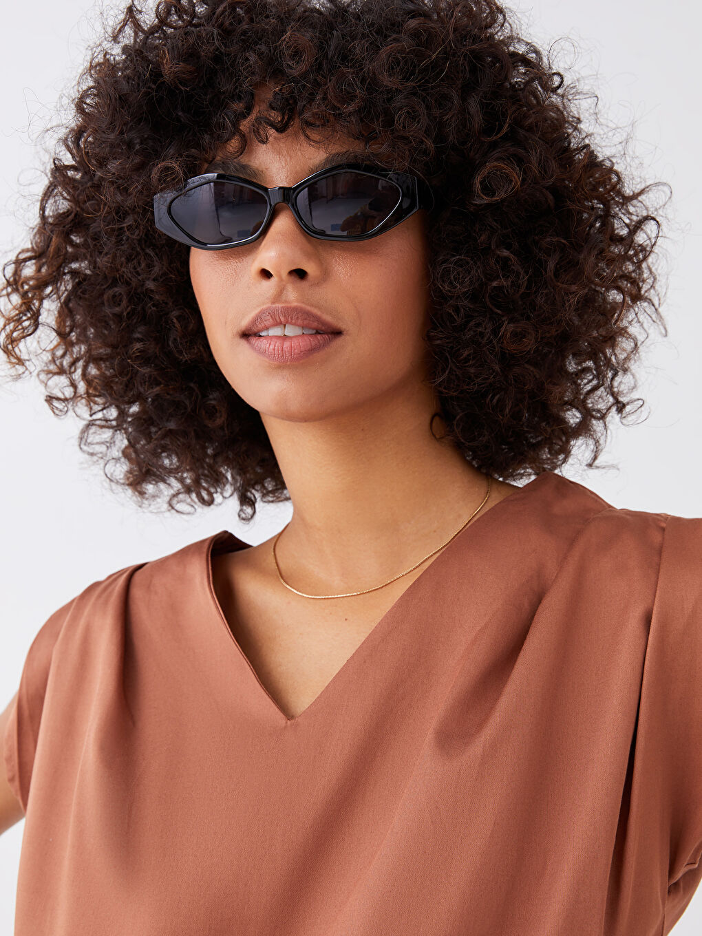 بلوزة نسائية قطنية بأكمام قصيرة مستقيمة وفتحة رقبة على شكل حرف V-5