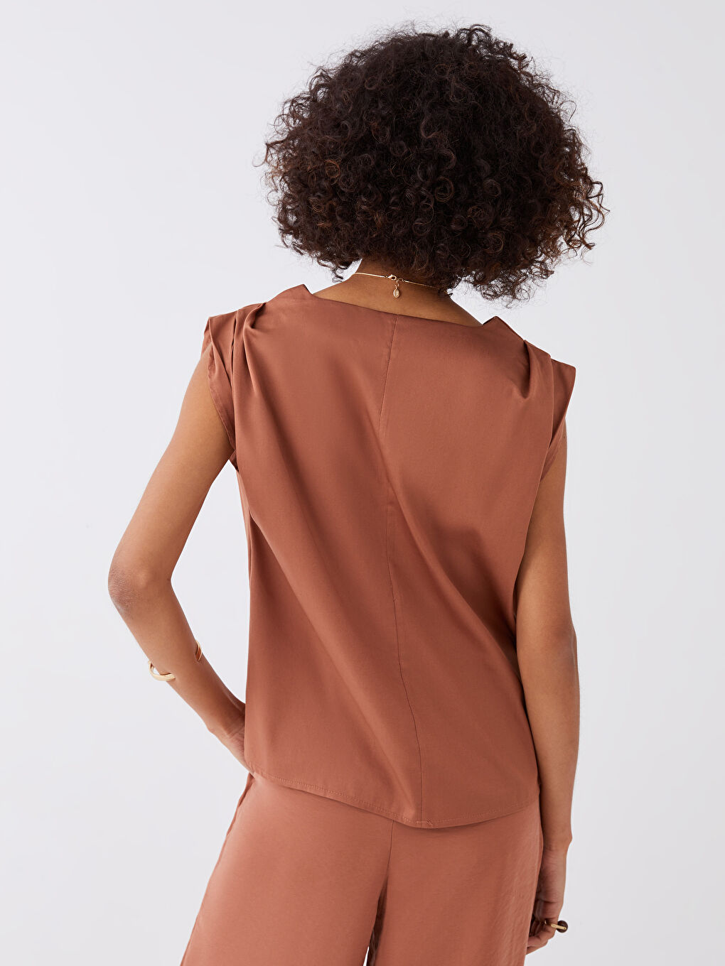 بلوزة نسائية قطنية بأكمام قصيرة مستقيمة وفتحة رقبة على شكل حرف V-8