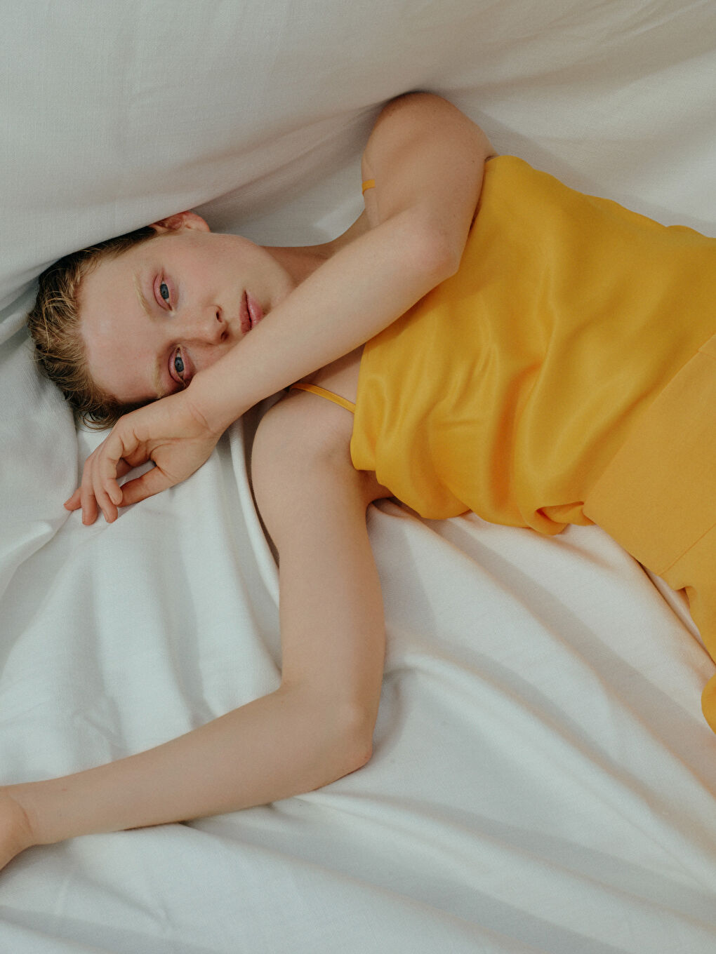 Turuncu Dökümlü Yaka Düz Askılı Saten Kadın Bluz