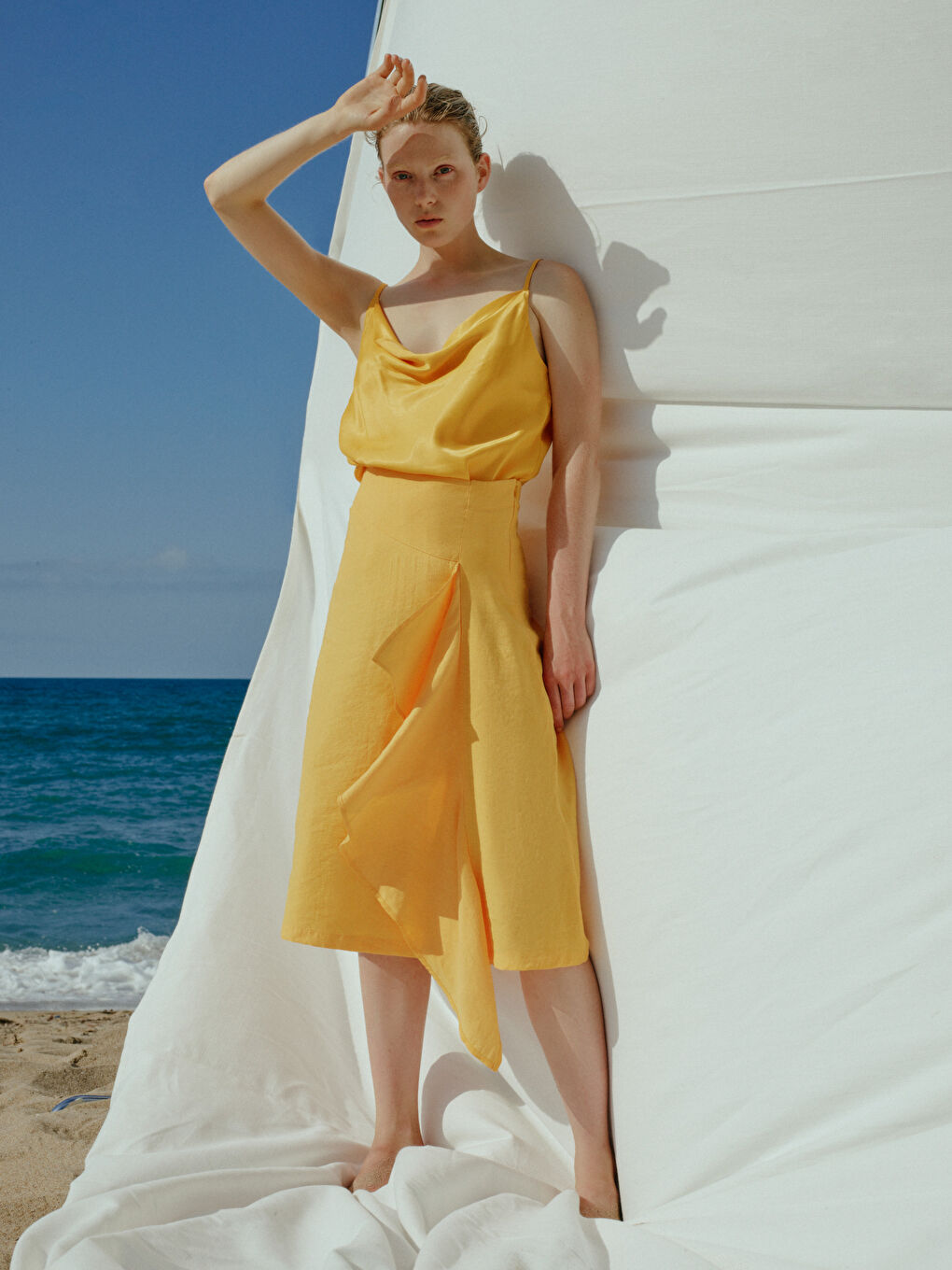 Turuncu Dökümlü Yaka Düz Askılı Saten Kadın Bluz-1