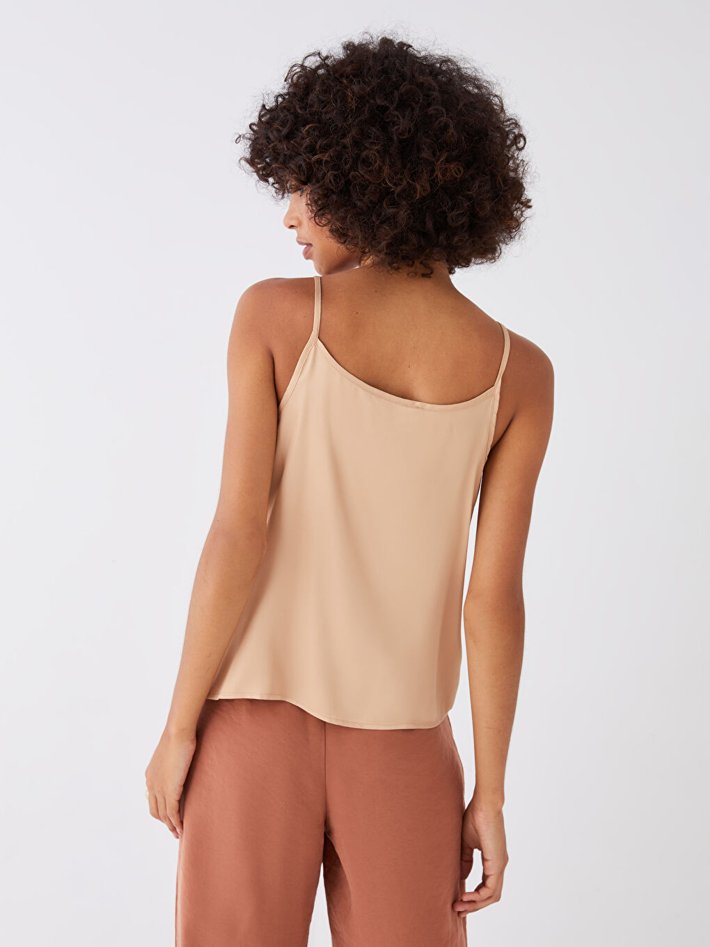 Bej Dökümlü Yaka Düz Askılı Saten Kadın Bluz-4