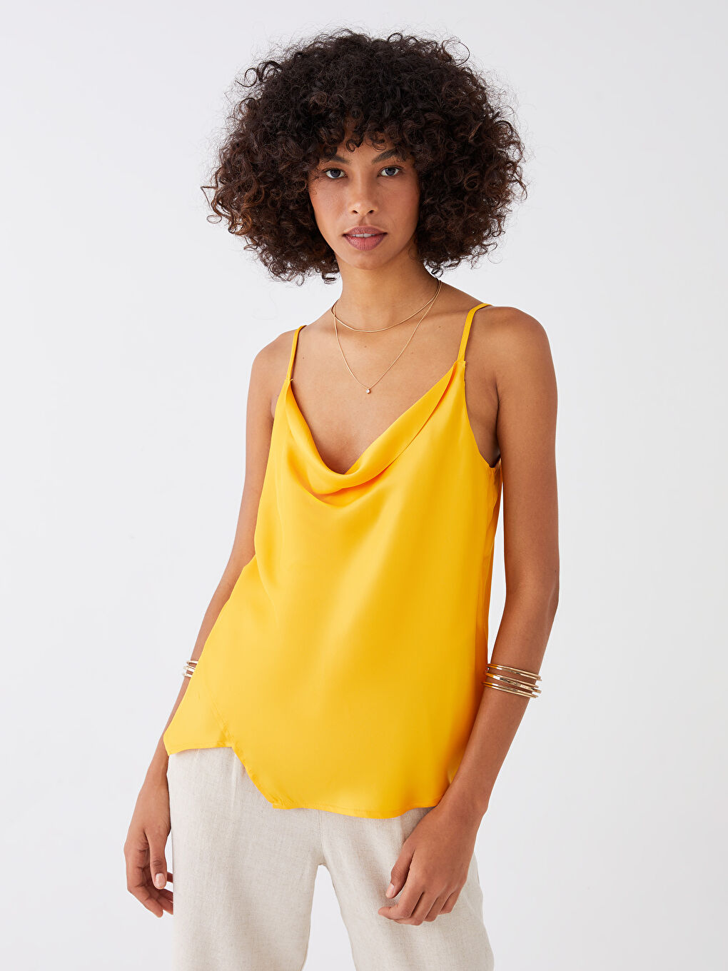 Turuncu Dökümlü Yaka Düz Askılı Saten Kadın Bluz-3