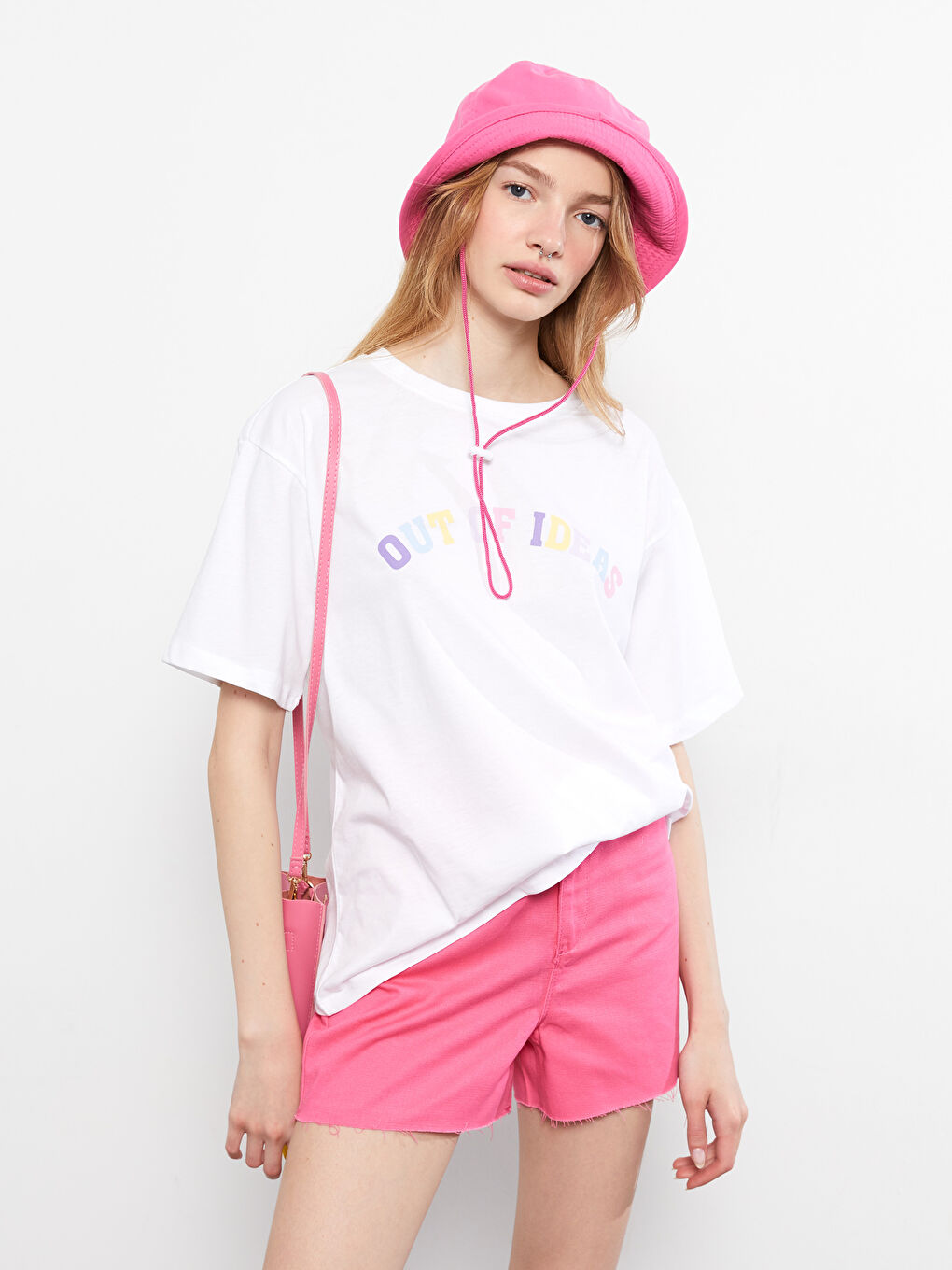 Beyaz Bisiklet Yaka Yazı Baskılı Kısa Kollu Kadın Tişört