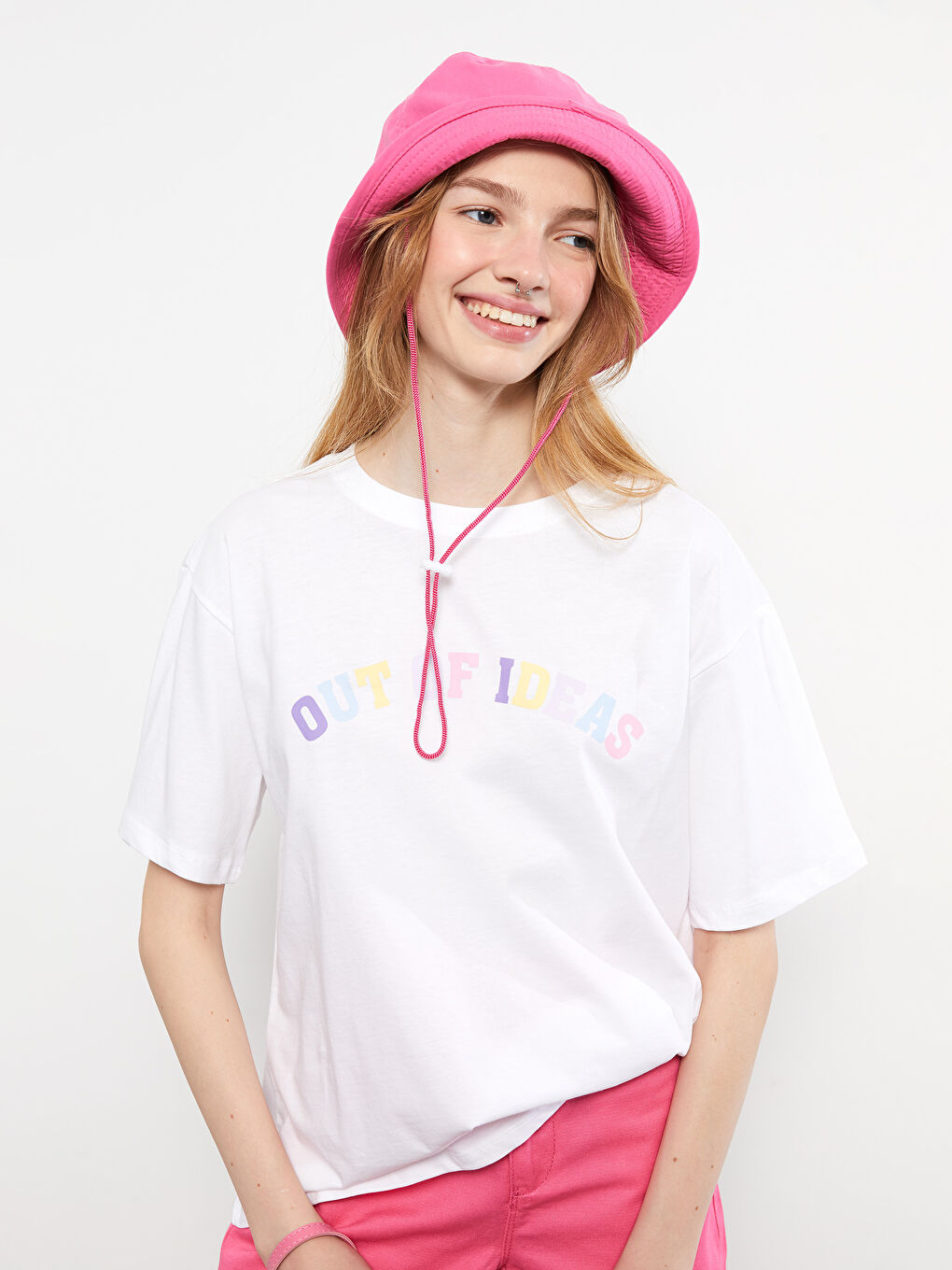 Beyaz Bisiklet Yaka Yazı Baskılı Kısa Kollu Kadın Tişört-1