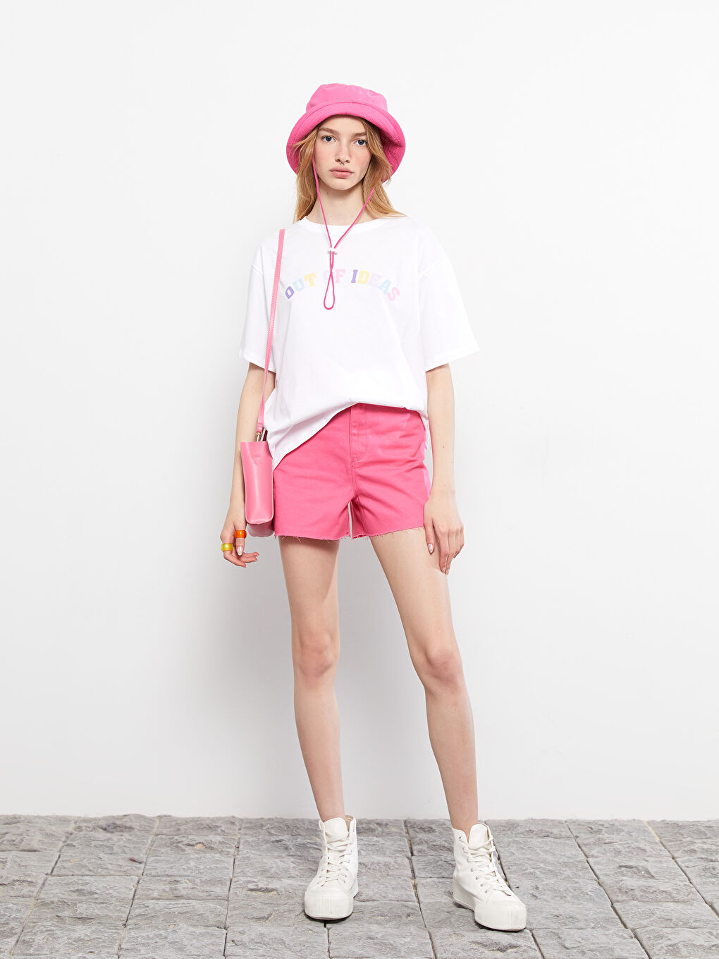 Beyaz Bisiklet Yaka Yazı Baskılı Kısa Kollu Kadın Tişört-2