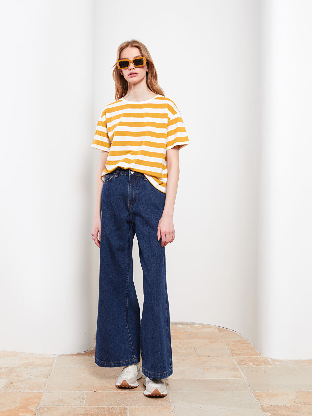 Bej Bisiklet Yaka Çizgili Kısa Kollu Kadın Tişört