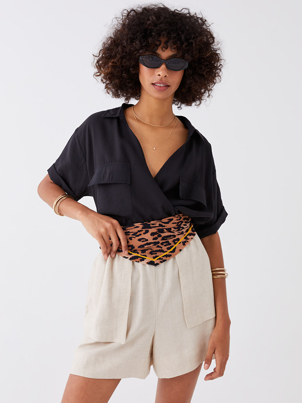 Ekru Beli Lastik Standart Fit Düz Cep Detaylı Kadın Şort-2