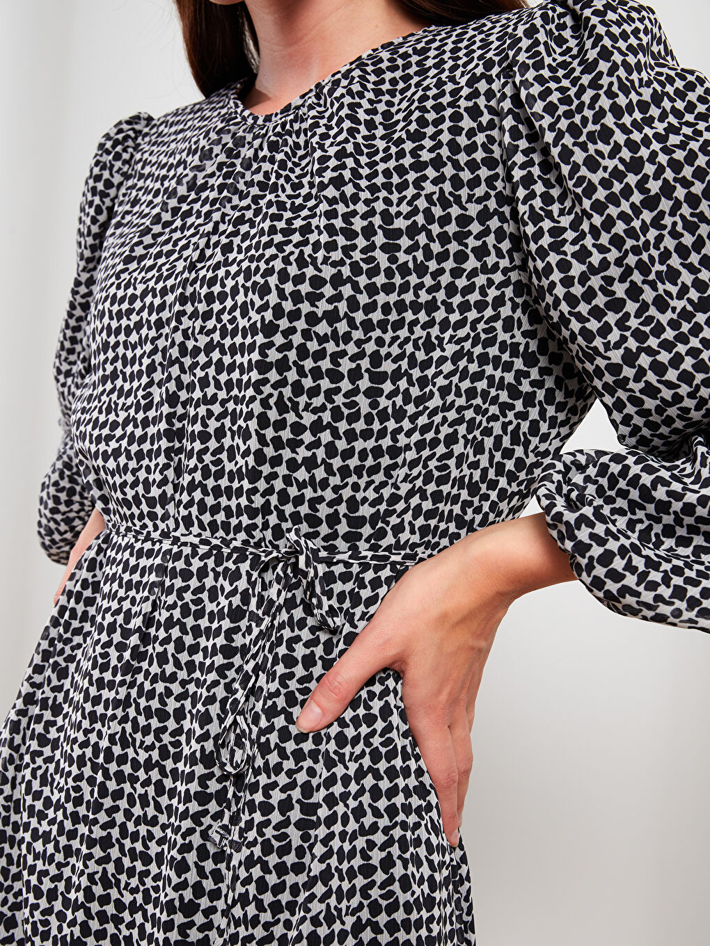 Siyah Bisiklet Yaka Desenli Uzun Kollu Şifon Kadın Elbise-3