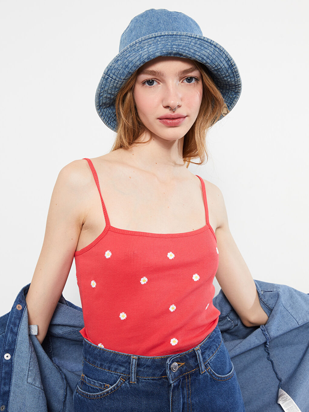 Pembe Kare Yaka Nakışlı Askılı Kadın Crop-1