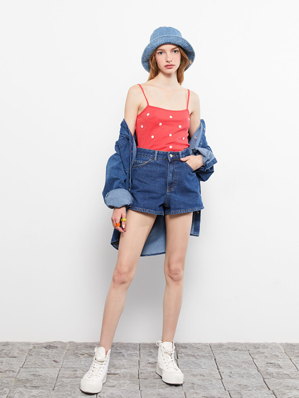 Pembe Kare Yaka Nakışlı Askılı Kadın Crop-2