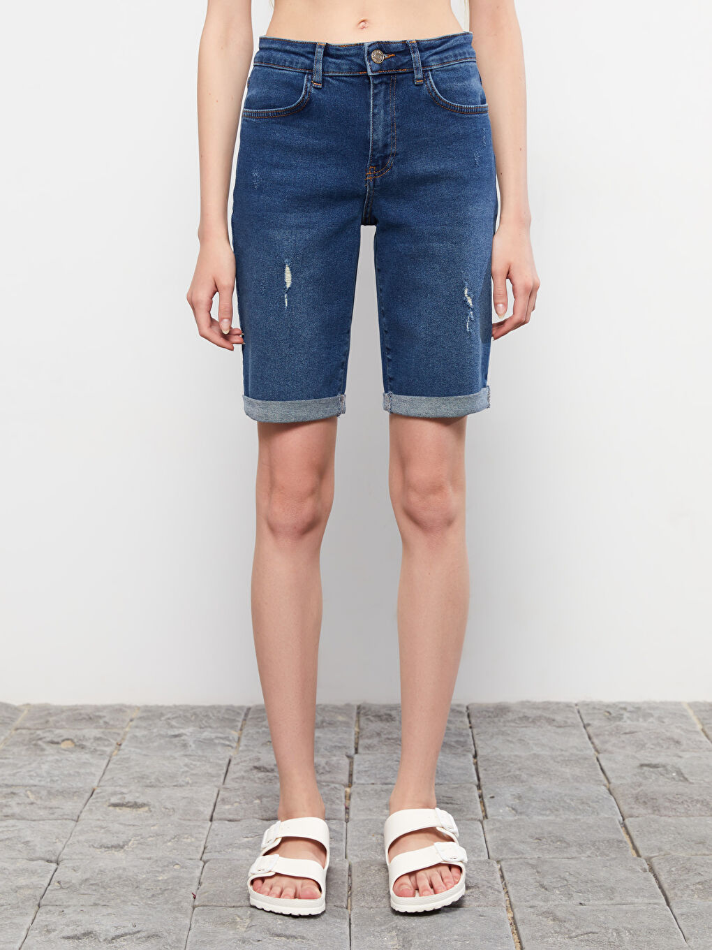 İndigo Yüksek Bel Standart Fit Düz Cep Detaylı Kadın Jean Şort-3