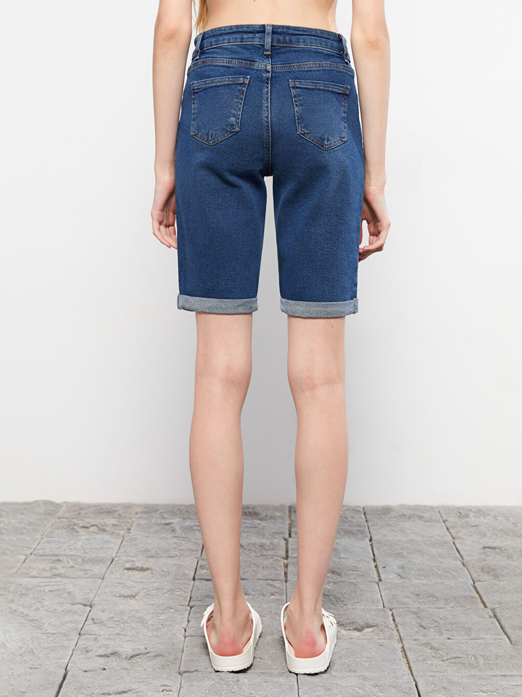 İndigo Yüksek Bel Standart Fit Düz Cep Detaylı Kadın Jean Şort-4