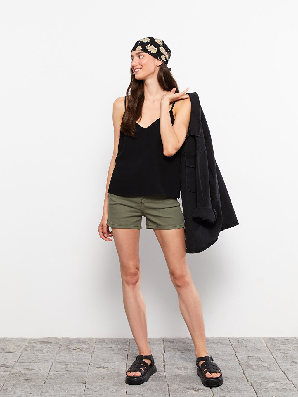 Siyah V Yaka Düz Askılı Kadın Bluz-1