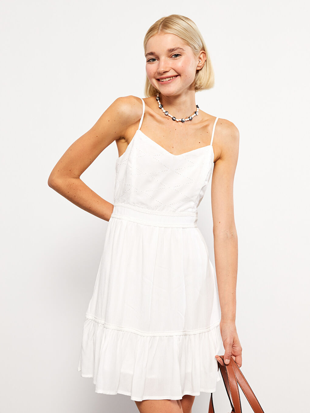 Beyaz V Yaka Askılı Nakışlı Kadın Elbise-2