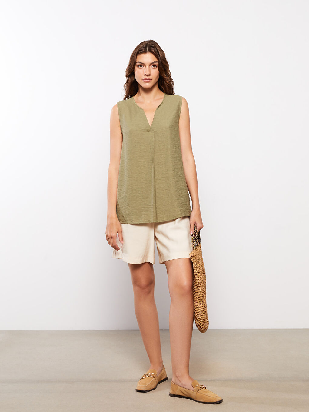 بلوزة بدون أكمام بياقة بشق للسيدات-1