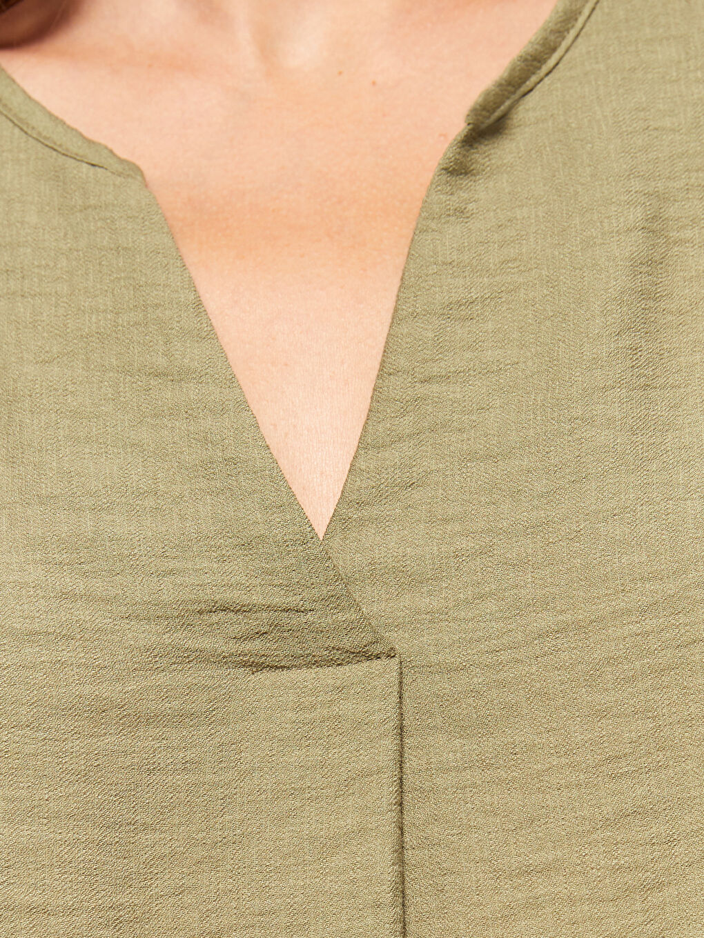 بلوزة بدون أكمام بياقة بشق للسيدات-2