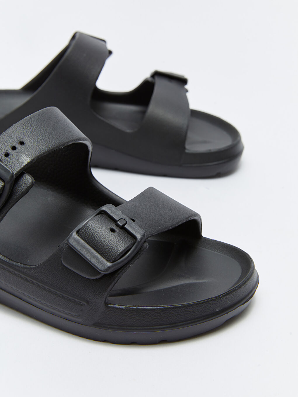 Siyah Çift Bantlı Toka Detaylı Erkek Terlik-2