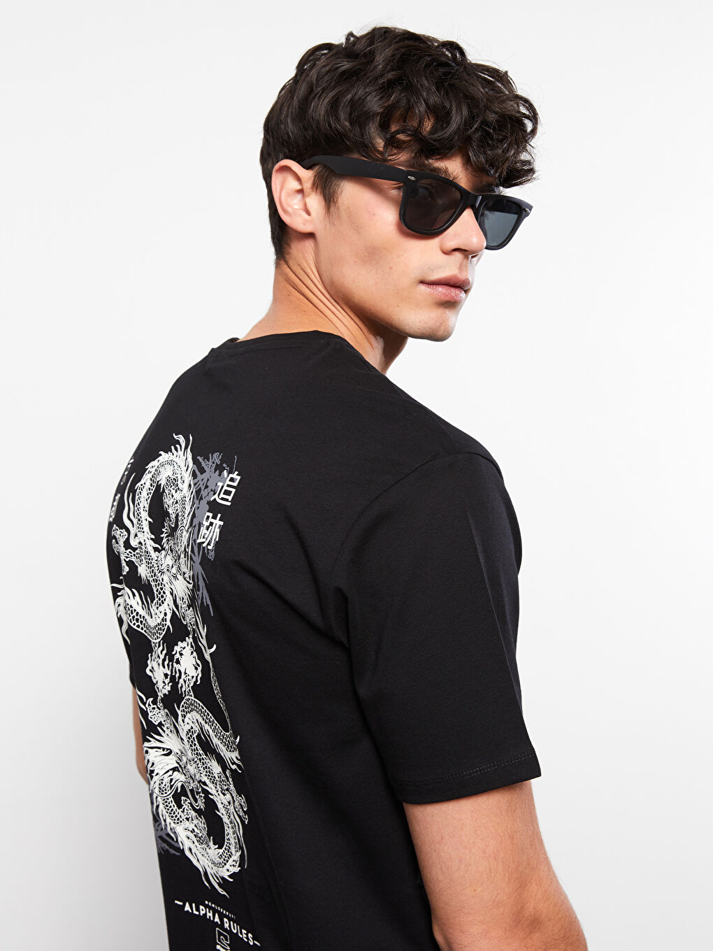 تیشێرتی پیاوان یەخە خڕ قۆڵ کورت چاپی کراو لە لۆکەی شانەکراو