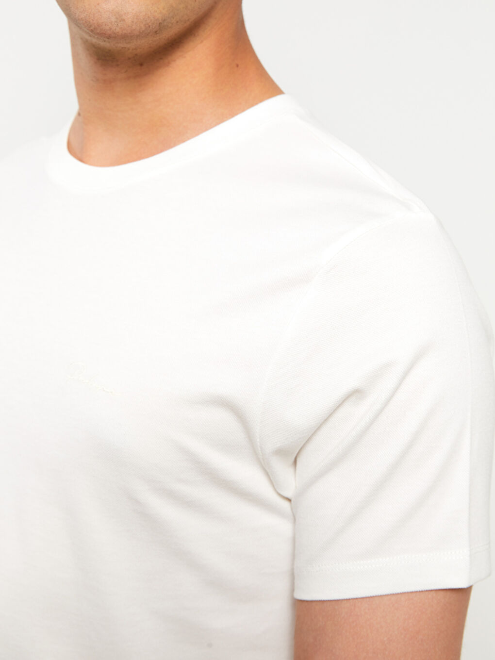 Beyaz Bisiklet Yaka Kısa Kollu Nakışlı Penye Erkek Tişört-3