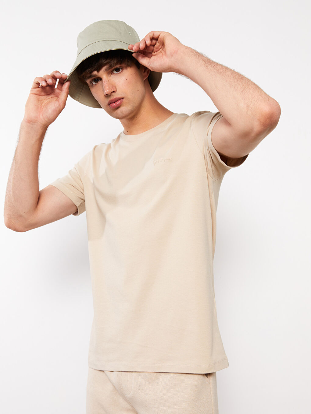 Bej Bisiklet Yaka Kısa Kollu Nakışlı Penye Erkek Tişört