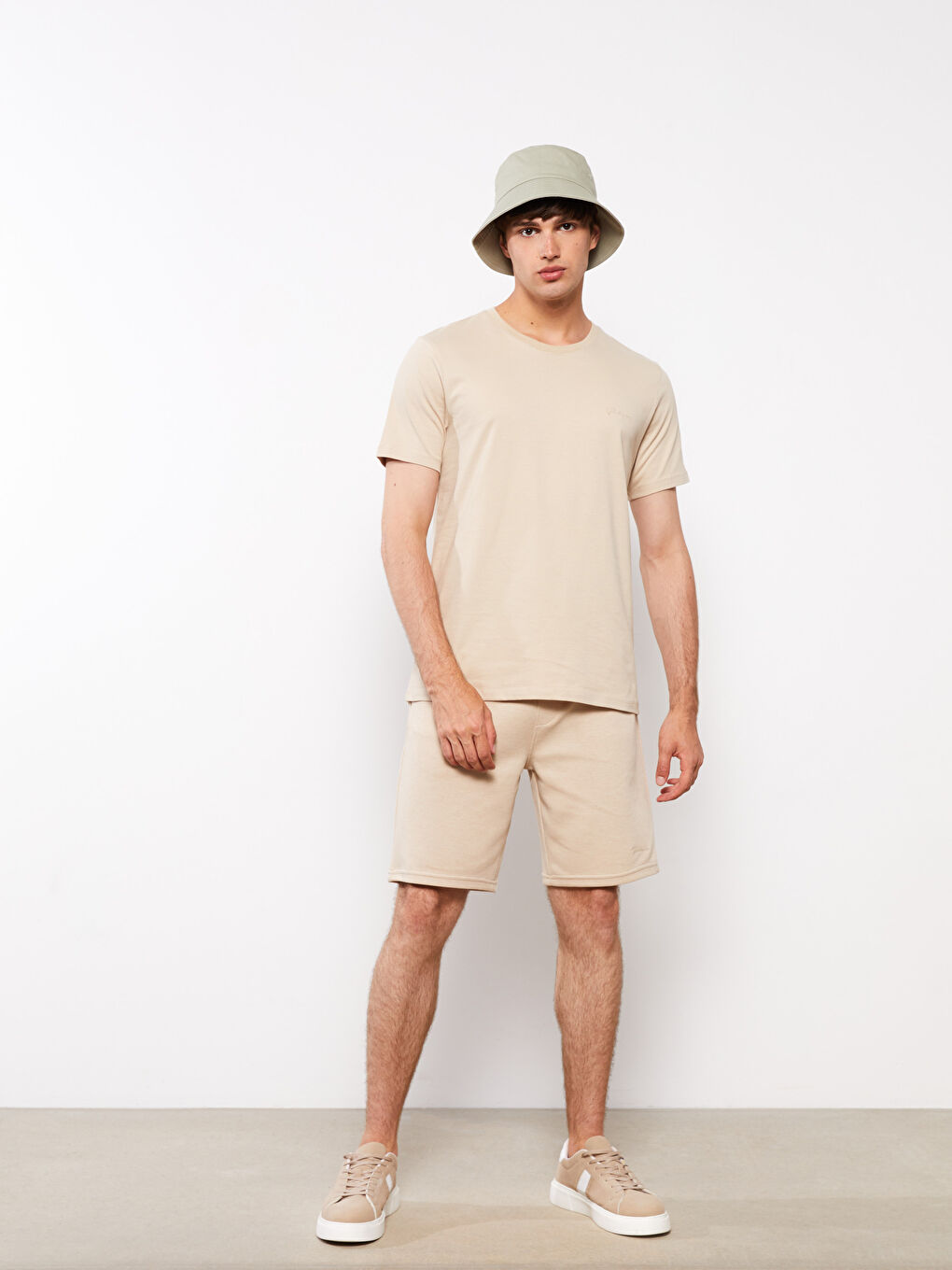 Bej Bisiklet Yaka Kısa Kollu Nakışlı Penye Erkek Tişört-2